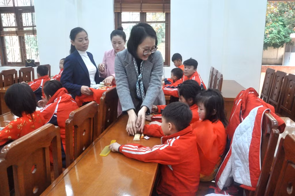 Các doanh nghiệp tặng quà cho trẻ tại Cơ sở Bảo trợ trẻ em có hoàn cảnh đặc biệt tỉnh vào dịp tết Nguyên đán Quý Mão 2023.