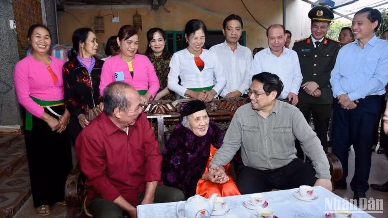 Thủ tướng Phạm Minh Chính thăm Mẹ Việt Nam Anh hùng Nguyễn Thị Chố trên địa bàn xóm Máy, xã Hòa Bình, thành phố Hòa Bình.
