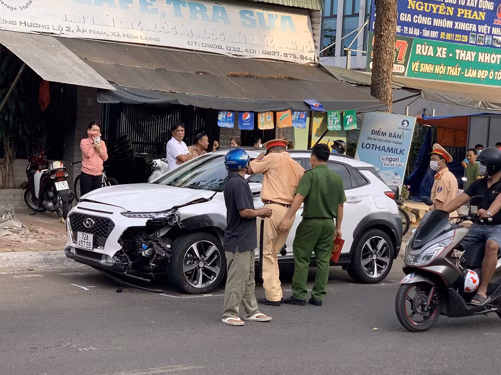 Ô tô dừng cách vị trí tai nạn khoảng 400m. Ảnh: Quang Hưng