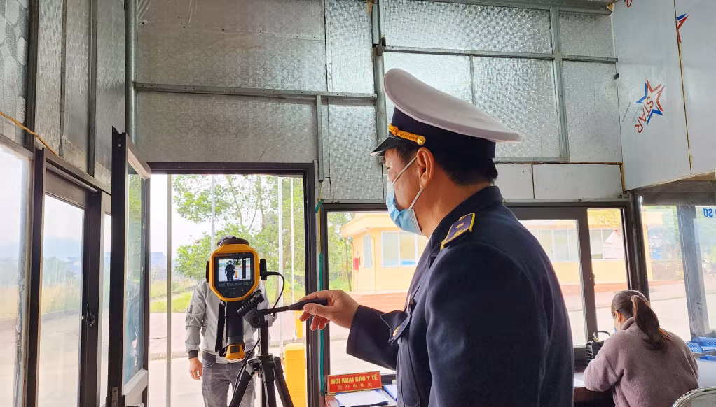 Tại các cửa khẩu, lối mở, cảng hàng không, cảng biển trong toàn tỉnh, Trung tâm Kiểm dịch y tế quốc tế đều được trang bị máy đo thân nhiệt từ xa.