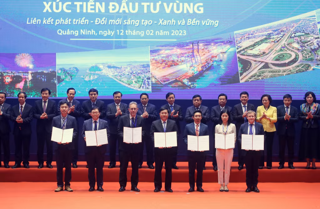 Thứ trưởng Bộ Kế hoạch và Đầu tư Trần Duy Đông và đại diện các đối tác phát triển vùng đồng bằng sông Hồng công bố Biên bản ghi nhớ, biên bản hợp tác và Thư bày tỏ quan tâm tài trợ