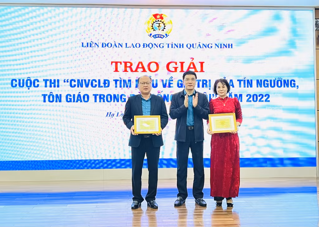 Đồng chí Tô Xuân Thao, Chủ tịch LĐLĐ tỉnh trao thưởng cho hai tập thể xuất sắc trong cuộc thi “CNVCLĐ tìm hiểu về giá trị của tín ngưỡng, tôn giáo trong đời sống xã hội”. 