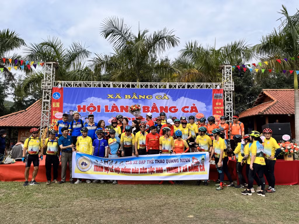 Hội làng Bằng Cả năm 2023 còn đón hàng chục vận động viên CLB Xe đạp thể thao Quảng Ninh đến tham gia, giao lưu.