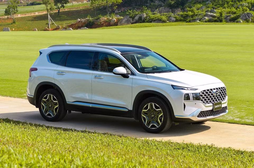 Liên doanh Hyundai Thành Công Việt Nam vừa phát thông báo triệu hồi lượng lớn xe Santa Fe và Elantra để bổ sung ắp bảo vệ bộ căng dây đai an toàn. Ảnh: TC.