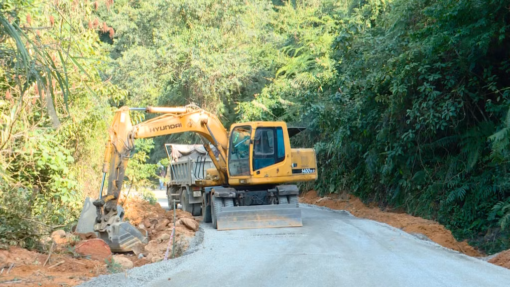 Hạ tầng giao thông huyện Bình Liêu đang được nâng cấp sửa chữa, góp phần giúp người dân tham gia giao thông an toàn.