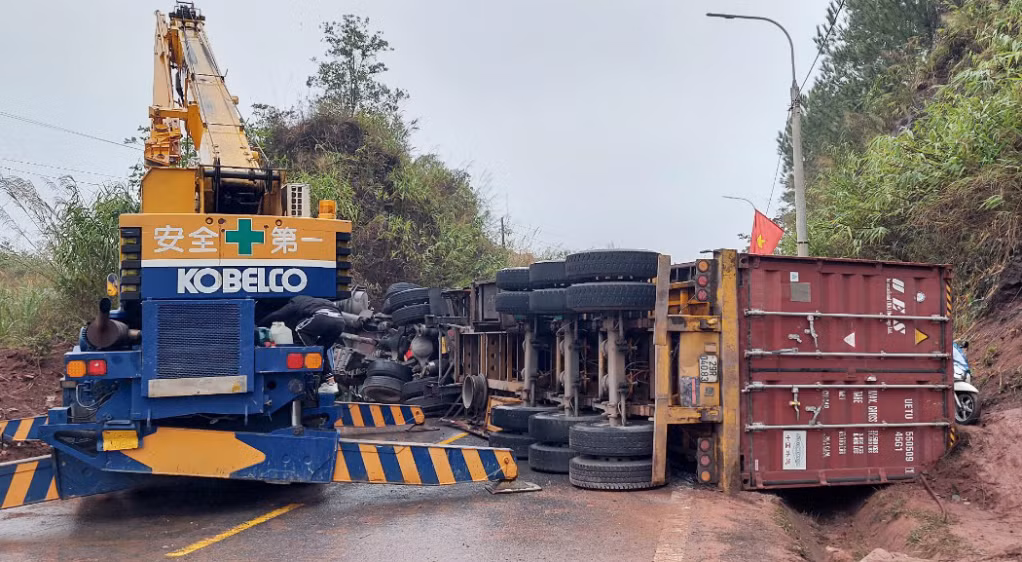Lực lượng chức năng tiến hành cứu hộ tại hiện trường vụ tai nạn.