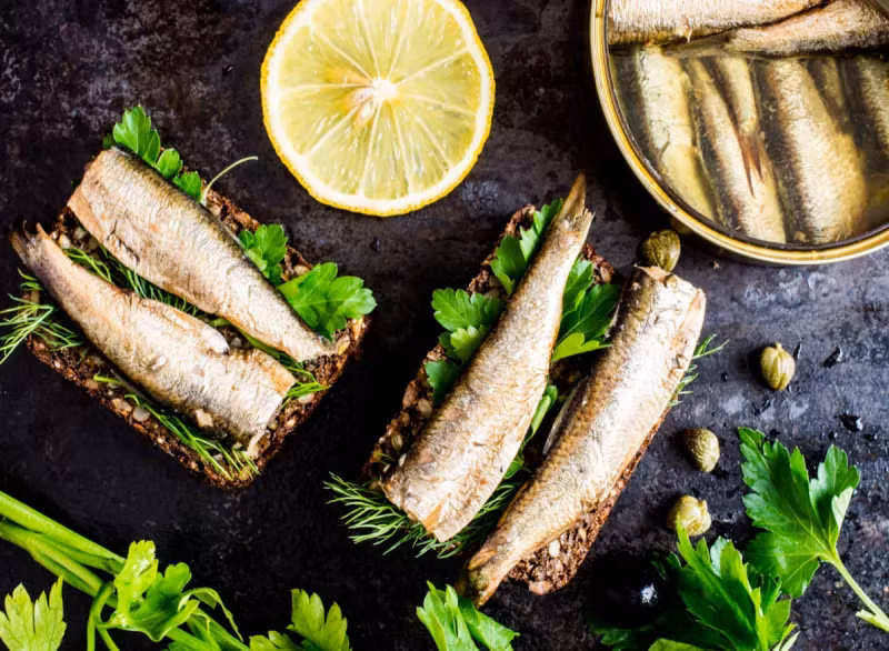 Cá mòi vừa dễ mua lại vừa chứa đa dạng chất dinh dưỡng cần thiết cho cơ thể. Ảnh: Shutterstock.