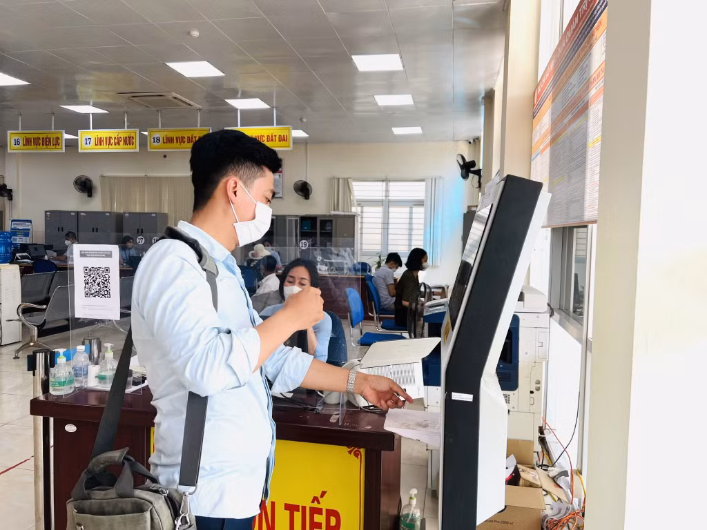 Các lĩnh vực đều được Đông Triều ứng dụng KHCN góp phần đem lại hiệu quả công việc. (Khách hàng lấy số thứ tự trên hệ thống điện tử).