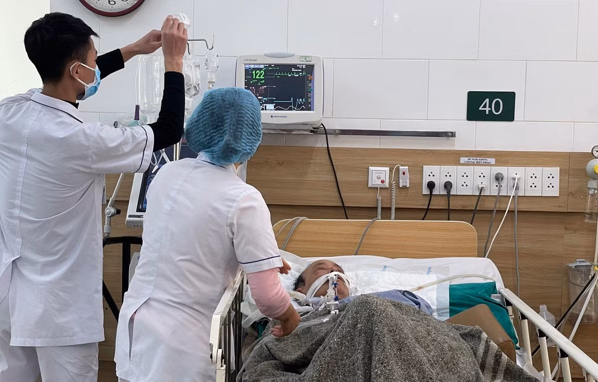 Nhân viên y tế đang theo dõi sức khoẻ cho một trường hợp ngộ độc rượu tại Trung tâm Chống độc, Bệnh viện Bạch Mai. (Ảnh: PV/Vietnam+)
