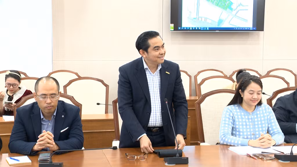 Lãnh đạo chủ đầu tư Khu công nghiệp Sông Khoai (thị xã Quảng Yên) báo cáo về tiến độ triển khai hạ tầng và thu hút đầu tư các dự án thứ cấp.