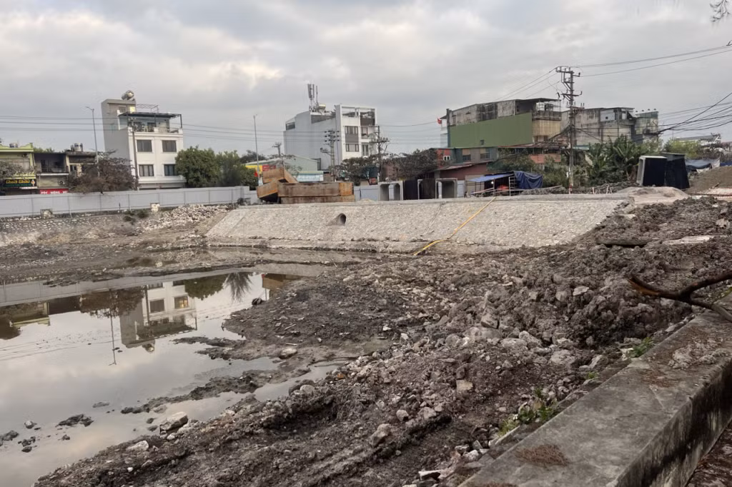 Hồ điều hòa khu vực Bệnh viện Phổi đang được đơn vị thi công nạo vét và thanh thải.