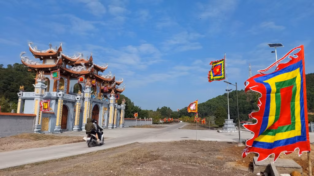 Đền Cặp Tiên (Vân Đồn) vắng lặng và yên bình.