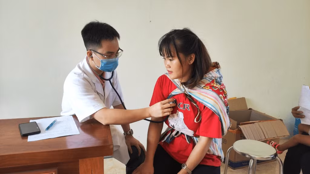 Bác sĩ Trung tâm Y tế TP Móng Cái tư vấn, chăm sóc sức khỏe cho bà mẹ, trẻ em tại xã Bắc Sơn.