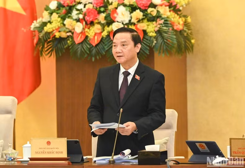 Phó Chủ tịch Quốc hội Nguyễn Khắc Định phát biểu kết luận nội dung phiên thảo luận. (Ảnh: DUY LINH)