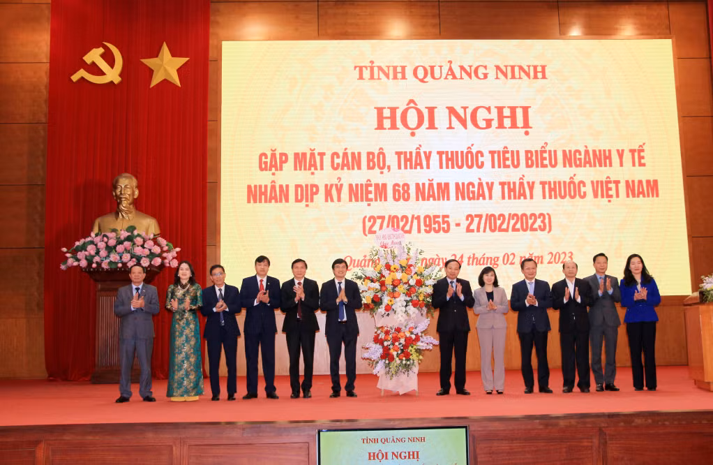 Các đồng chí lãnh đạo tỉnh tặng hoa chúc mừng Kỷ niệm 68 năm Ngày Thầy thuốc Việt Nam 27/2.