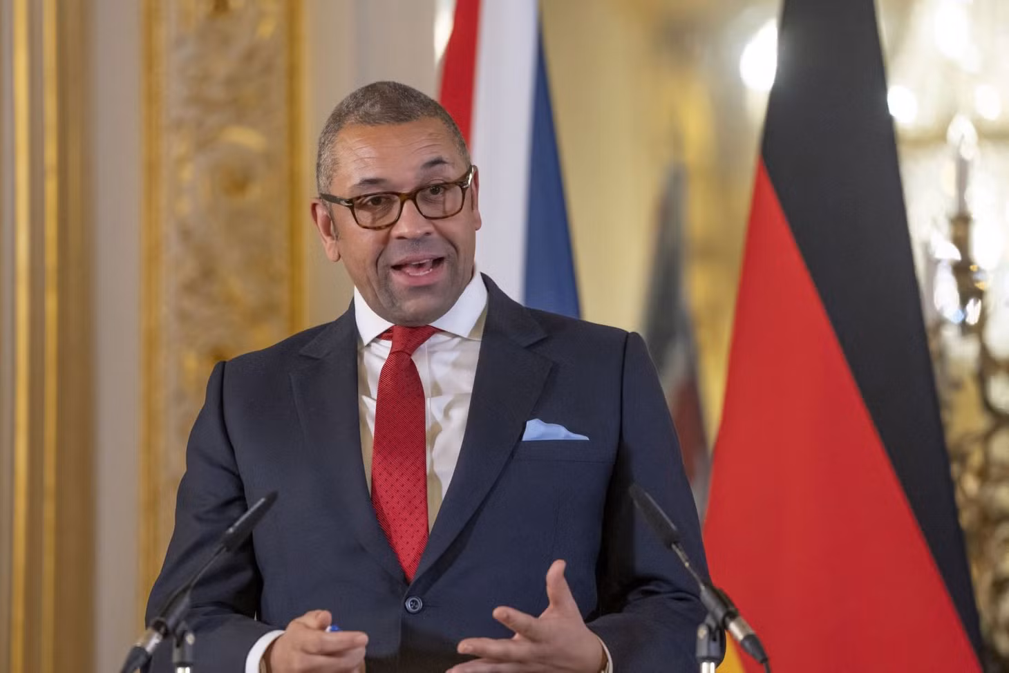 Ngoại trưởng Anh James Cleverly phát biểu với báo giới tại thủ đô London. Ảnh: AFP/ TTXVN