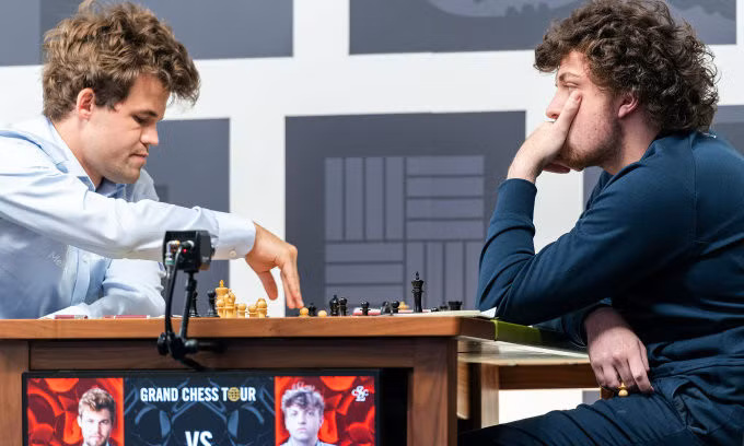 Carlsen (trái) thua Niemann ở Sinquefield Cup, thành phố St Louis, bang Missouri, Mỹ ngày 4/9/2022. Ảnh: SLCC