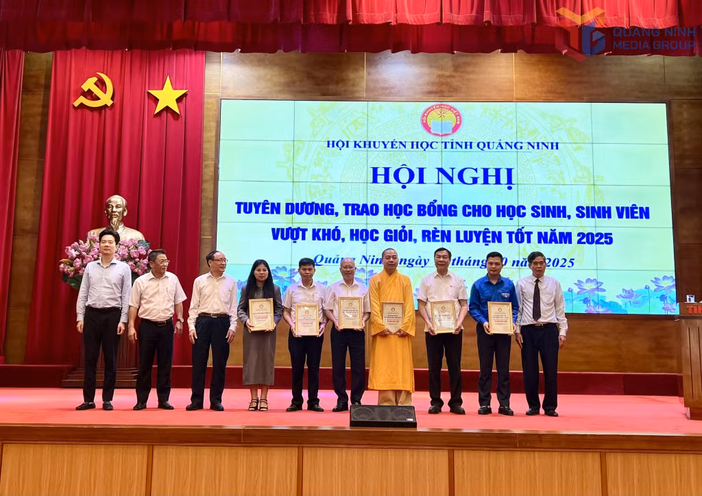 Lãnh đạo Hội Khuyến học tỉnh trao giấy khen cho đại diện các đơn vị, doanh nghiệp, nhà hảo tâm.