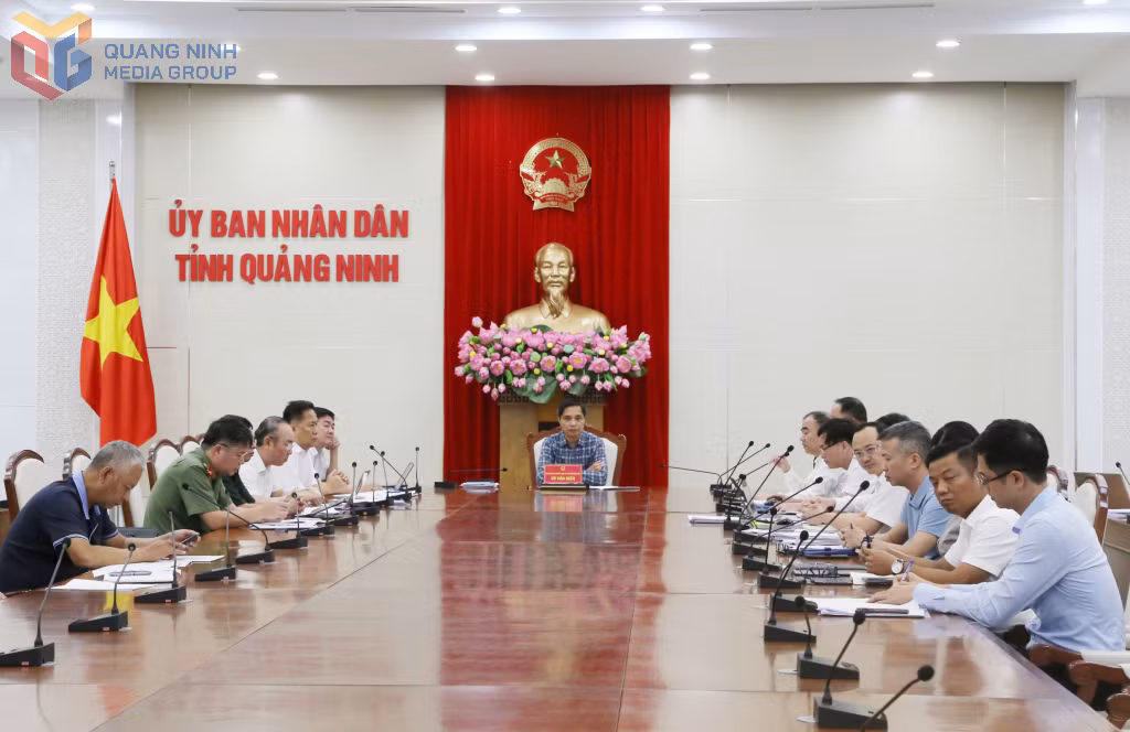 Đồng chí Vũ Văn Diện, Phó Chủ tịch Thường trực UBND tỉnh phát biểu kết luận cuộc họp. 