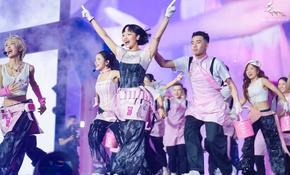 Miu Lê có động thái gây tranh luận trước thềm concert 2 của Em xinh "say hi".