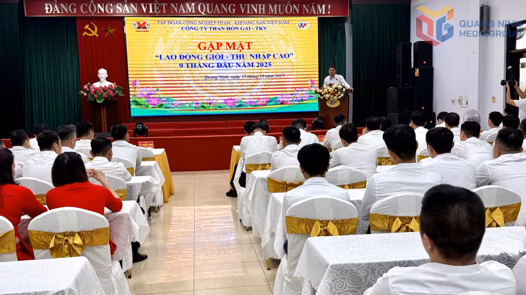 Công ty Than Hòn Gai gặp mặt lao động giỏi, thu nhập cao 9 tháng đầu năm 2025.