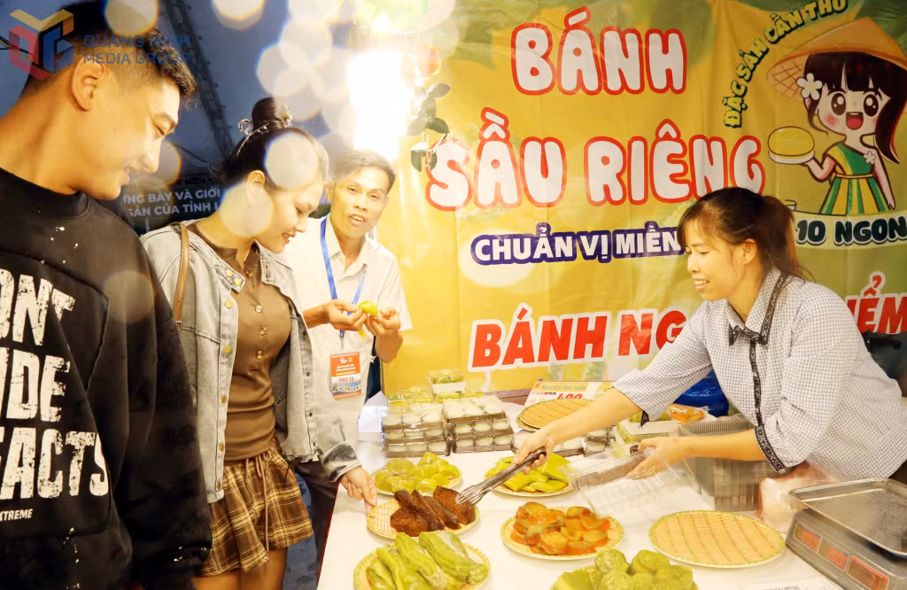 Du khách tò mò tìm hiểu, nếm thử các loại bánh của Nam Bộ.