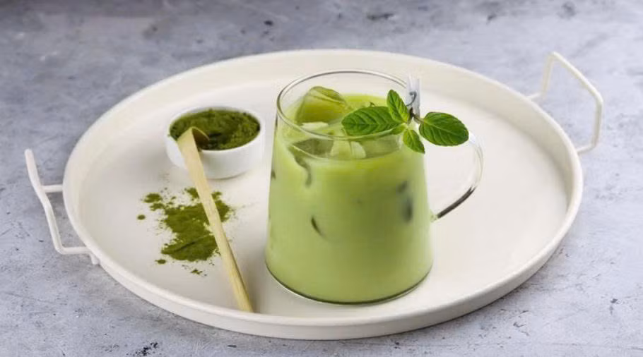 Một ly matcha mát lạnh cũng giúp bạn có thêm "doping" trong ngày bận rộn - Ảnh minh họa