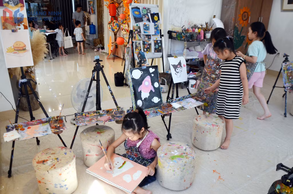 Trang trí không gian lớp học sao cho phù hợp là mối quan tâm của họa sỹ Lưu Vũ Minh.