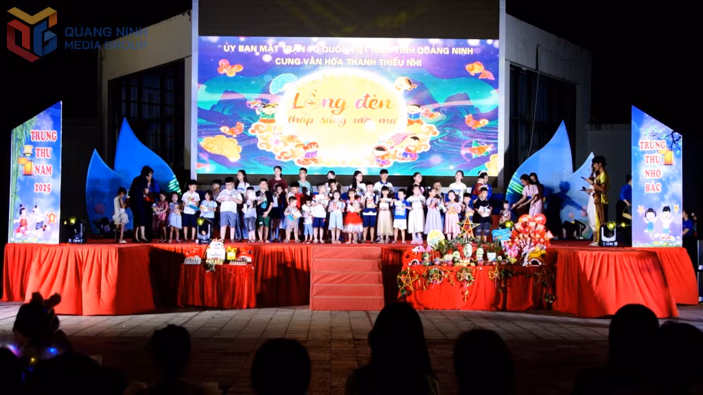 Hàng trăm phần quà đã được trao tặng cho các bạn nhỏ.