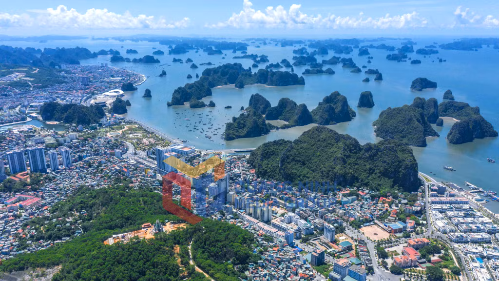 Phường Hạ Long bên bờ Vịnh Hạ Long (7-2020). Ảnh Khánh Giang