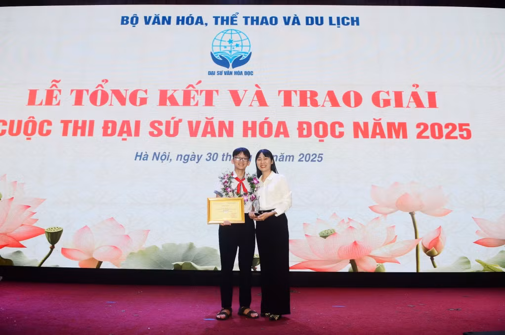 Thí sinh Triệu Đức Duy được trao giải Nhất. Ảnh do Thư viện tỉnh cung cấp.