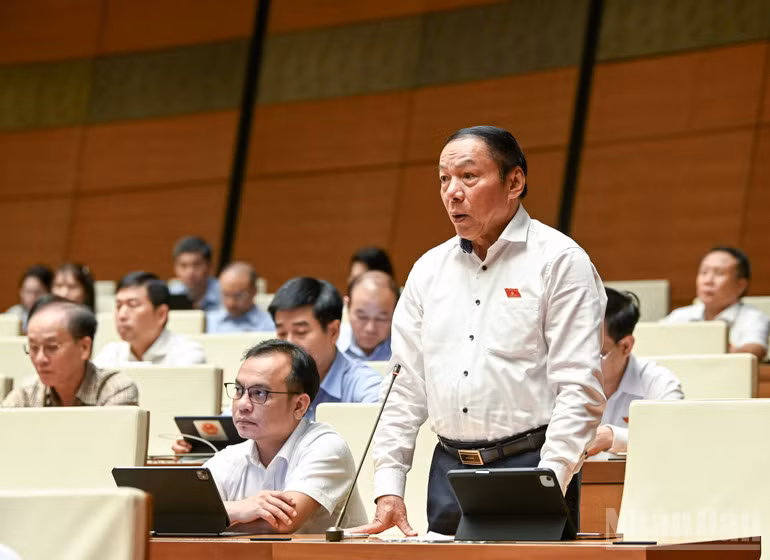 Bộ trưởng Văn hóa, Thể thao và Du lịch Nguyễn Văn Hùng phát biểu tại phiên họp. (Ảnh: DUY LINH)
