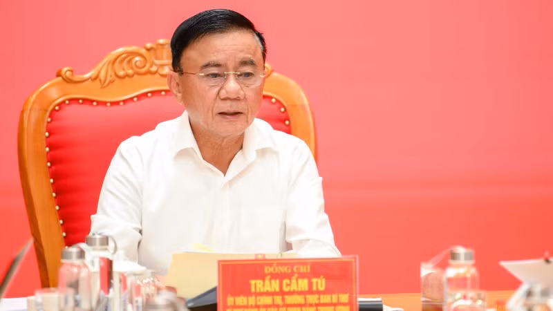 Thay mặt Bộ Chính trị, Thường trực Ban Bí thư Trần Cẩm Tú đã ký ban hành Kết luận số 196-KL/TW về tăng cường sự lãnh đạo của Đảng đối với công tác cựu chiến binh Việt Nam trong tình hình mới. (Ảnh: ĐĂNG KHOA)