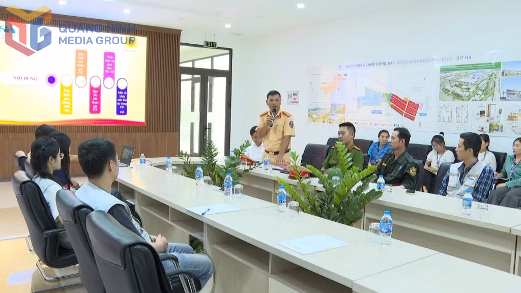 Cán bộ Đội CSGT Đường bộ số 1 (Phòng CSGT Công an tỉnh) tuyên truyền Luật Trật tự, ATGT đường bộ cho người lao động KCN Đông Mai.