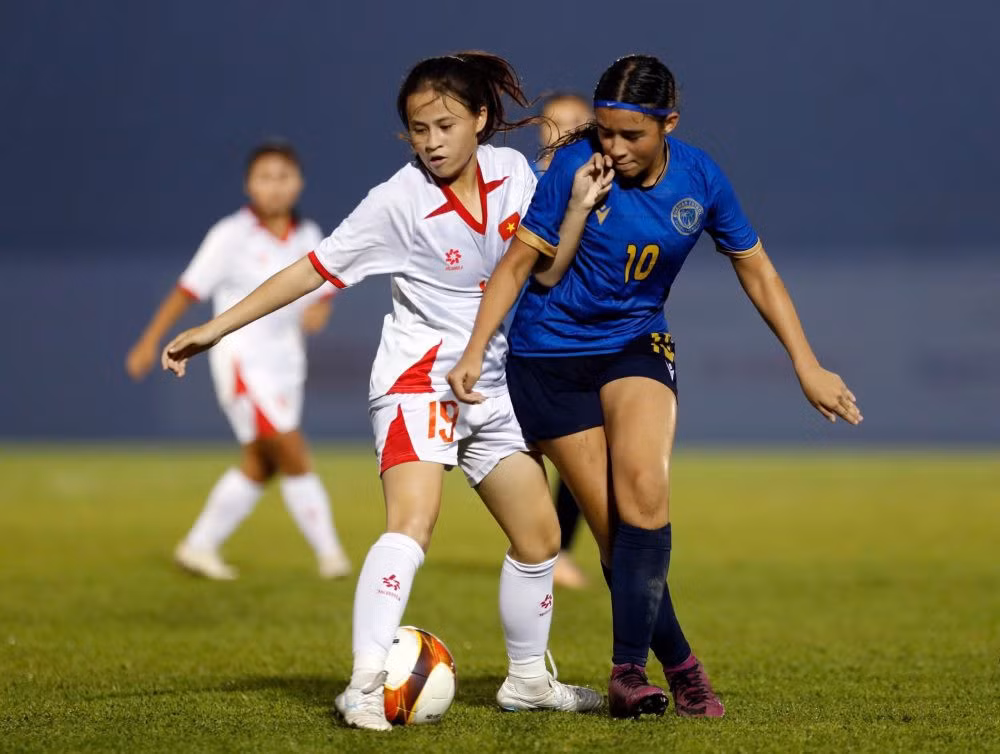 U17 nữ Việt Nam tạo ra thế trận áp đảo trước U17 nữ Guam. Ảnh: VFF