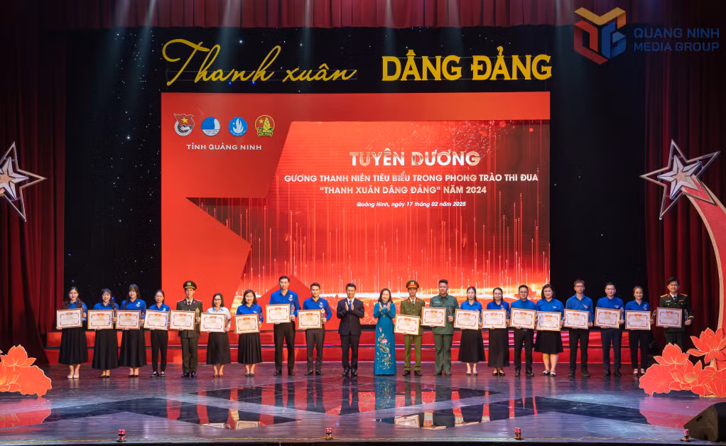 BTV Tỉnh Đoàn tuyên dương gương thanh niên tiêu biểu trong phong trào thi đua “Thanh xuân dâng Đảng”, tháng 2/2025. Ảnh: Nguyễn Dung