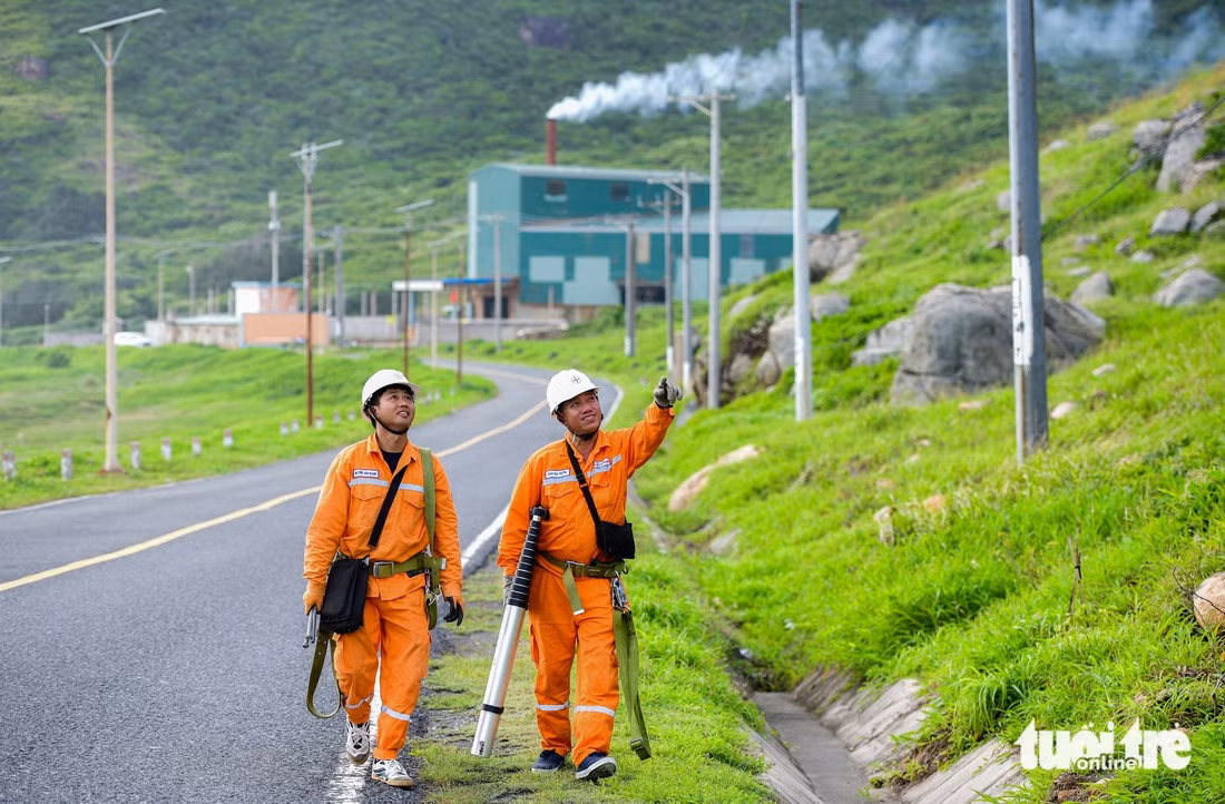 Công nhân điện lực kiểm tra lưới điện trên tuyến đường ven biển Côn Đảo