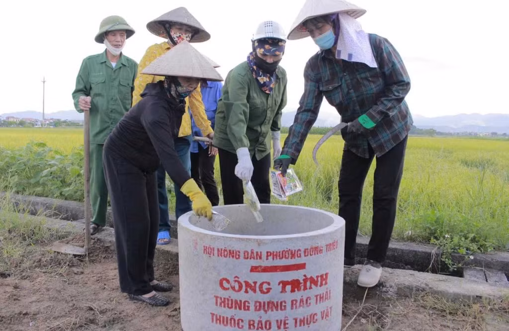 Hội viên, nông dân phường Đông Triều (TX Đông Triêu) thu gom vỏ bao, lọ đựng, lượng tồn dư thuốc bảo vệ thực vật sử dụng trên các cánh đồng.