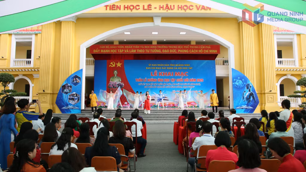 Tiết mục văn nghệ đặc sắc của học sinh Trường THPT Cẩm Phả biểu diễn tại buổi lễ.
