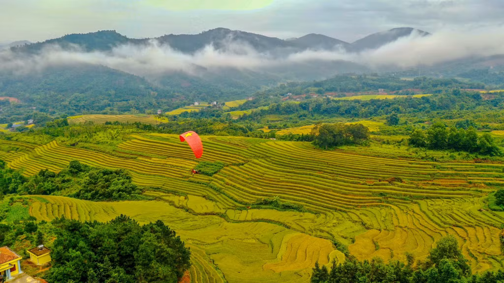 Bay dù lượn trên mùa vàng Bình Liêu là một hoạt động độc đáo hấp dẫn du khách bốn phương.