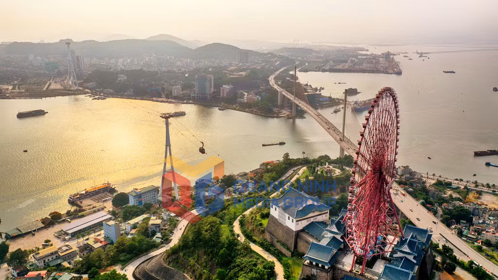 TP Hạ Long nhìn từ đỉnh Ba Đèo (8-2019). Ảnh: Hùng Sơn