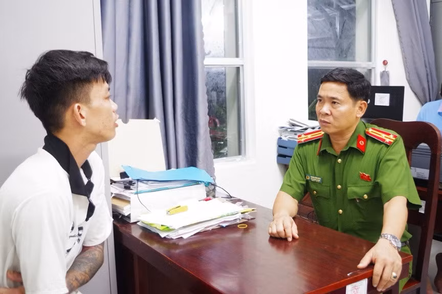 Đối tượng Lê Phương Anh bị truy nã tại Công an xã Phong Điền. Ảnh: Công an Cần Thơ