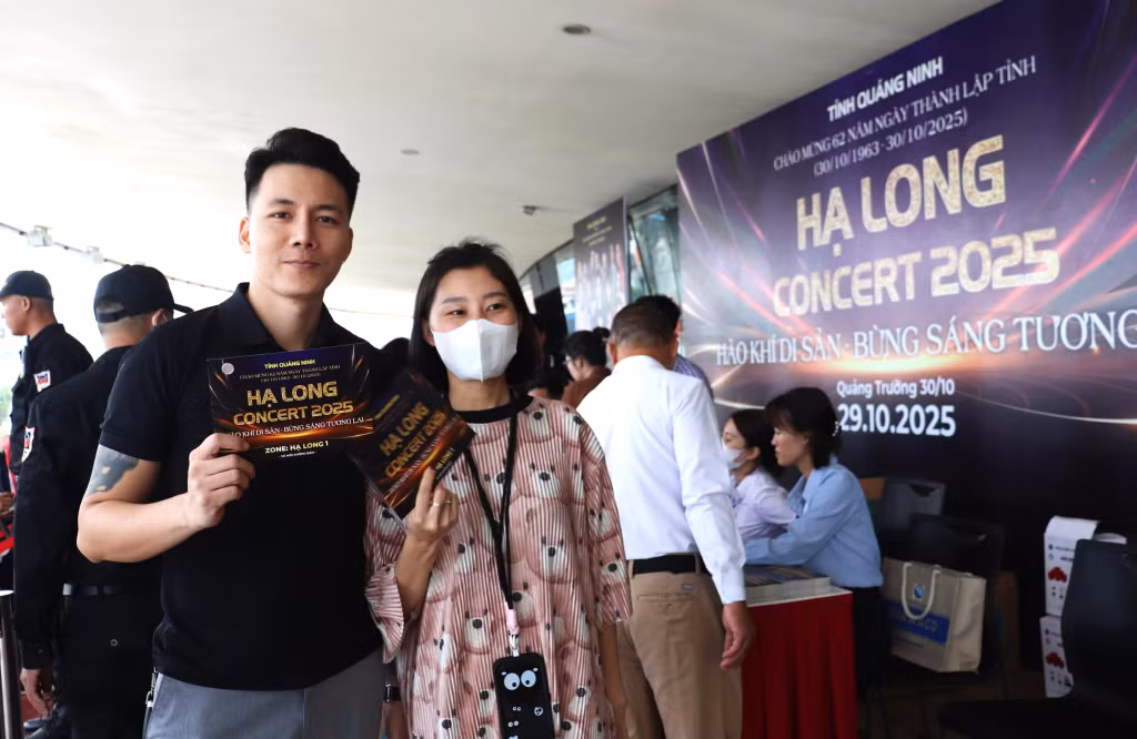 Người dân phấn khởi khi đổi vé thành công. 