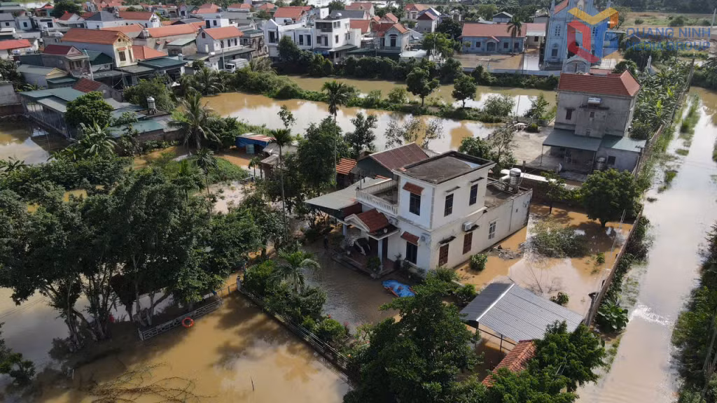 Khu Đông Tân (phường Đông Triều) có nhiều hộ dân ở ngoài đê Hồng Phong bị ngập nặng.