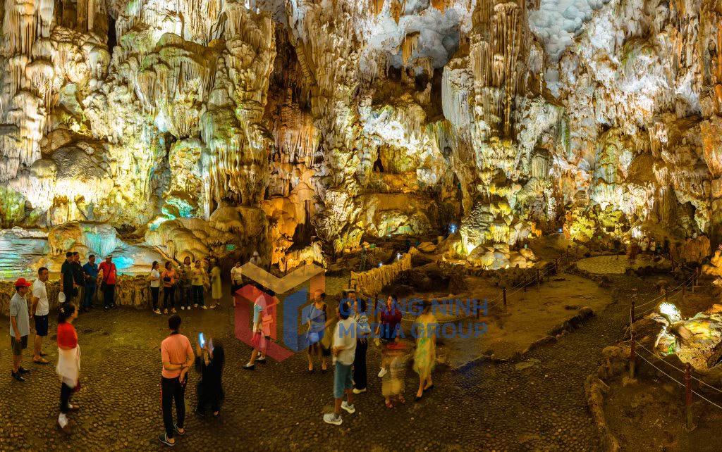 Du khách thăm quan Động Thiên Cung. Ảnh: Nguyễn Đức Thành