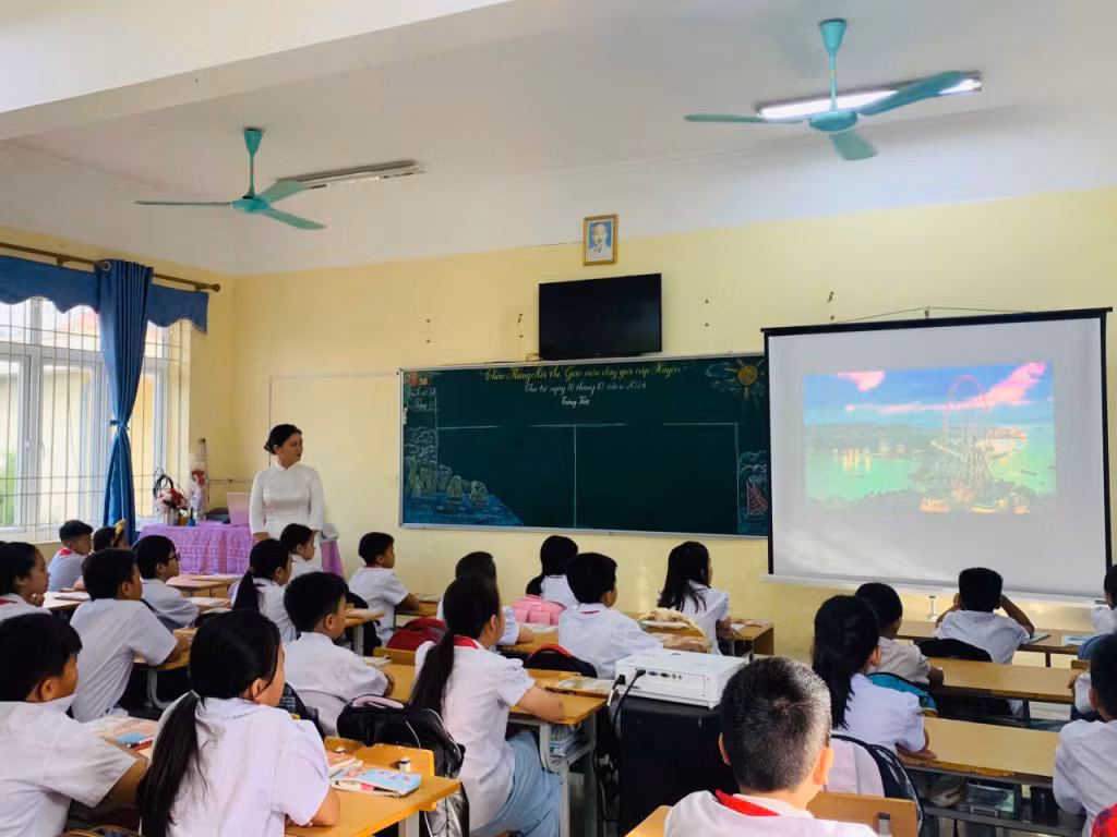 Đồng chí Nguyễn Thị Thủy dạy tiết chuyên đề bài khó.