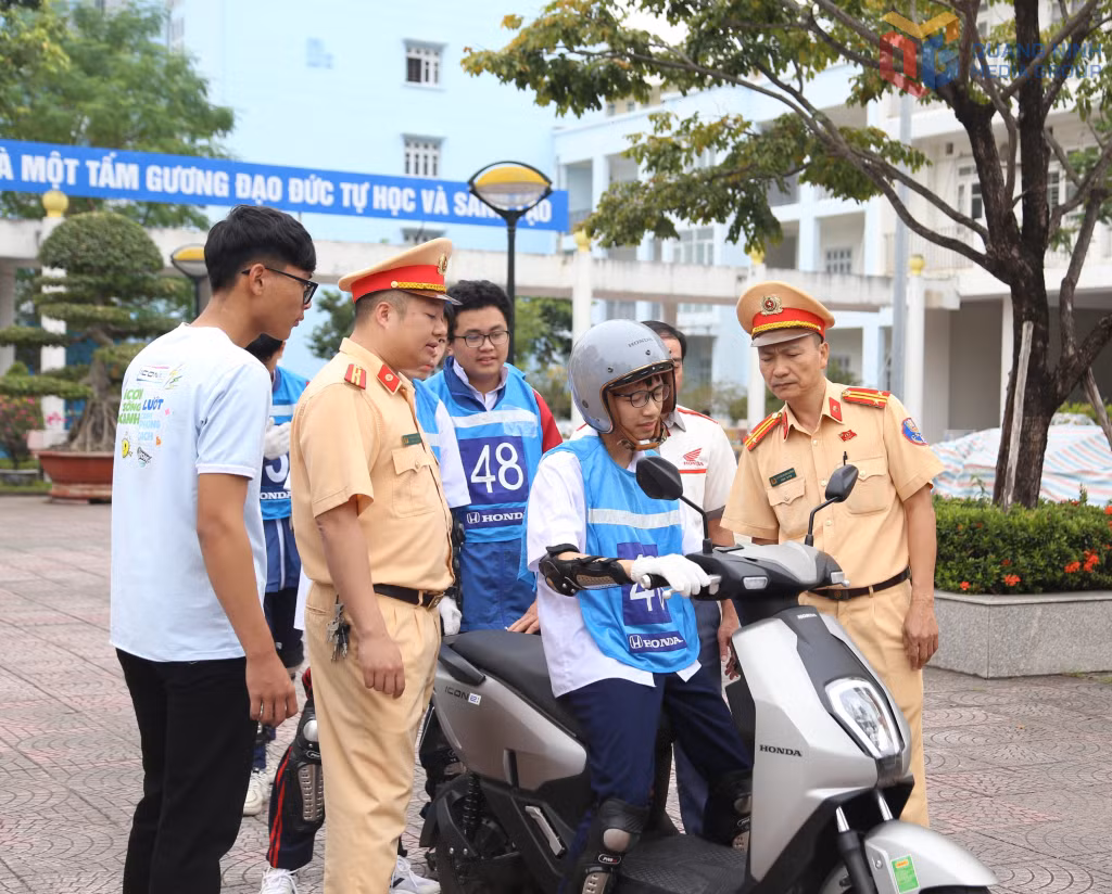 Học sinh được hướng dẫn kiểm tra phương tiện trước khi vận hành.