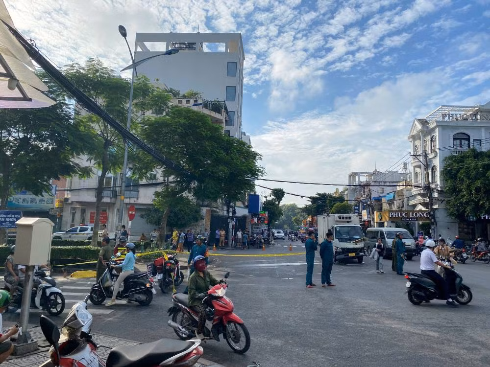 Công an phong tỏa hiện trường vụ tai nạn khiến cô gái tử vong giữa ngã tư TPHCM. Ảnh: Tuấn Kiệt