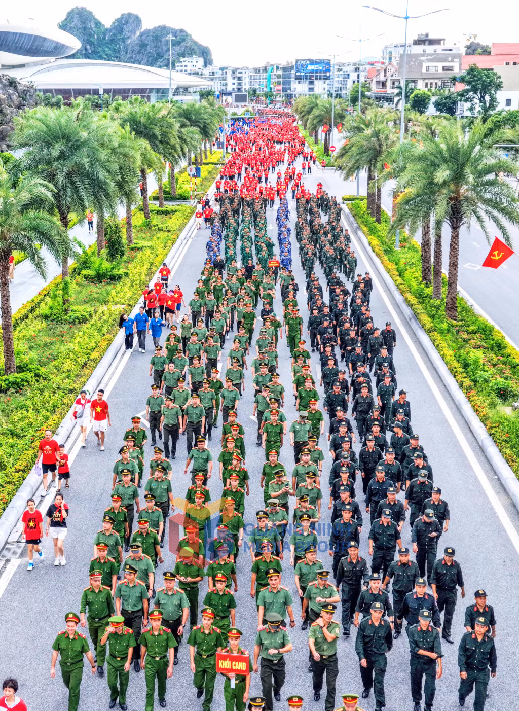 2025-08_Đông đảo cán bộ, chiến sỹ Khối CAND hưởng ứng hoạt động đi bộ. Ảnh: PV