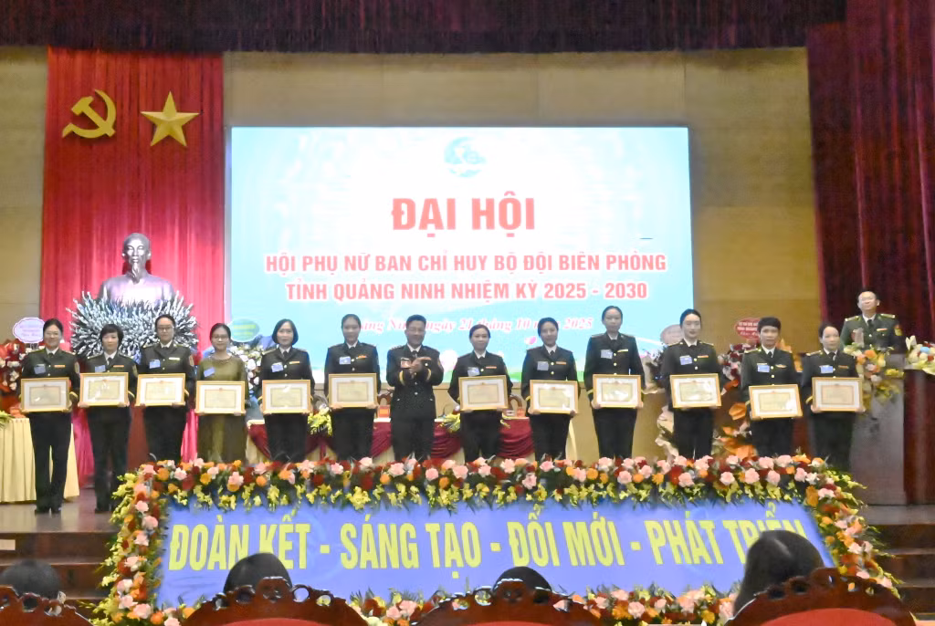 Đại tá Lê Quang Chiểu, Phó Chính ủy BĐBP tỉnh trao thưởng cho các hội viên có thành tích xuất sắc trong công tác Hội và phong trào phụ nữ BĐBP tỉnh.